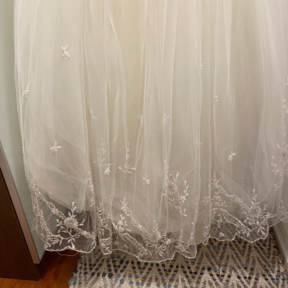 Wedding gown (pre-owned) - Picture 7 of 11